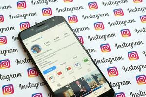 ronaldinho officiell Instagram konto på smartphone skärm på papper Instagram baner. foto