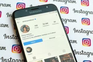 emma watson officiell Instagram konto på smartphone skärm på papper Instagram baner. foto