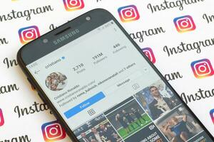 cristiano Ronaldo officiell Instagram konto på smartphone skärm på papper Instagram baner. foto
