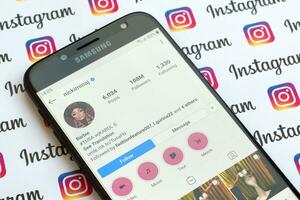 nicki minaj officiell Instagram konto på smartphone skärm på papper Instagram baner. foto