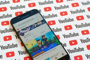 vegetta777 officiell Youtube kanal på smartphone skärm på papper Youtube bakgrund. foto