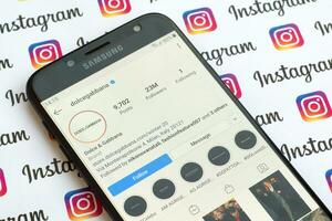 dolce och gabbana officiell Instagram konto på smartphone skärm på papper Instagram baner. foto