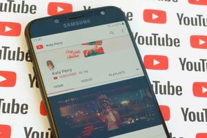 katy päronvin officiell Youtube kanal på smartphone skärm på papper Youtube bakgrund. foto