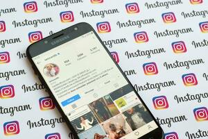 cardi b officiell Instagram konto på smartphone skärm på papper Instagram baner. foto