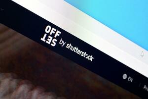 hemsida av offset hemsida på de visa av pc, url - offset.com. foto