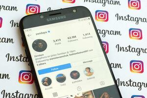 zendaya officiell Instagram konto på smartphone skärm på papper Instagram baner. foto