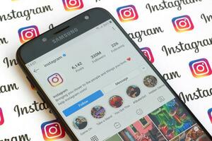 huvud officiell Instagram konto på smartphone skärm på papper Instagram baner. foto