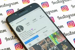 selena gomez officiell Instagram konto på smartphone skärm på papper Instagram baner. foto