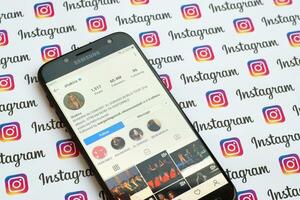 shakira officiell Instagram konto på smartphone skärm på papper Instagram baner. foto