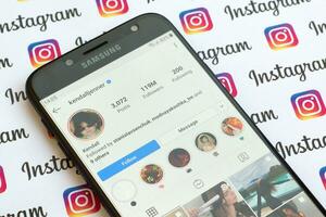 kendall jenner officiell Instagram konto på smartphone skärm på papper Instagram baner. foto
