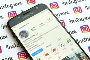 ronaldinho officiell Instagram konto på smartphone skärm på papper Instagram baner. foto