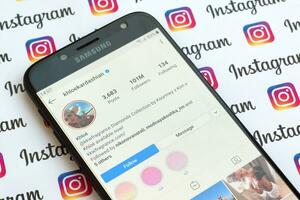 khloe kardashian officiell Instagram konto på smartphone skärm på papper Instagram baner. foto