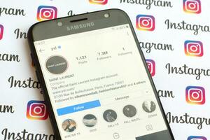 yves helgon laurent officiell Instagram konto på smartphone skärm på papper Instagram baner. foto