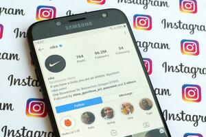 Nike officiell Instagram konto på smartphone skärm på papper Instagram baner. foto