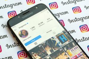 lebron James officiell Instagram konto på smartphone skärm på papper Instagram baner. foto