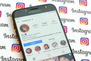 kylie jenner officiell Instagram konto på smartphone skärm på papper Instagram baner. foto