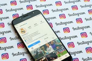 verklig madrid officiell Instagram konto på smartphone skärm på papper Instagram baner. foto