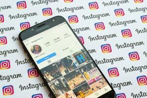 lebron James officiell Instagram konto på smartphone skärm på papper Instagram baner. foto