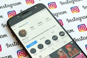 miley cyrus officiell Instagram konto på smartphone skärm på papper Instagram baner. foto