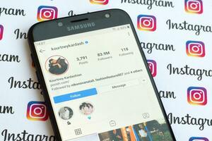 kourtney kardashian officiell Instagram konto på smartphone skärm på papper Instagram baner. foto