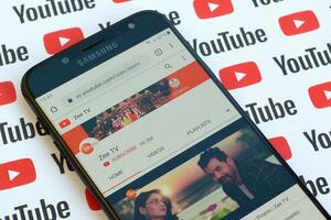 zee TV officiell Youtube kanal på smartphone skärm på papper Youtube bakgrund. foto