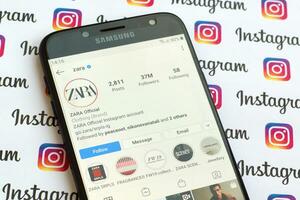 zara officiell Instagram konto på smartphone skärm på papper Instagram baner. foto