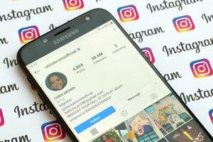 Chris brun officiell Instagram konto på smartphone skärm på papper Instagram baner. foto