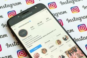 victorias hemlighet officiell Instagram konto på smartphone skärm på papper Instagram baner. foto