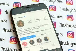shakira officiell Instagram konto på smartphone skärm på papper Instagram baner. foto
