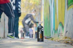 Kharkov, ukraina - oktober 19, 2019 montana mtn svart nc formel Begagnade spray kan för graffiti målning utomhus i höst leafs och konstnär i målning bearbeta foto