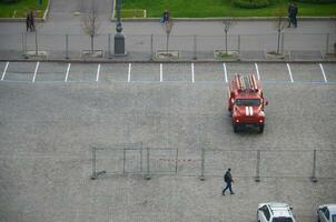 Kharkov, ukraina - oktober 25, 2019 brand rädda lastbil från posta sovjet epok parker på huvud kharkiv stad frihet fyrkant foto