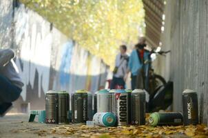 Kharkov, ukraina - oktober 19, 2019 Begagnade spray burkar för graffiti målning förbi många måla märken utomhus i höst leafs och konstnär i målning bearbeta foto