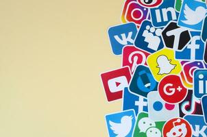 många papper ikoner med logotyp av mest populär social nät och smartphone appar för chatt och samtal uppkopplad foto
