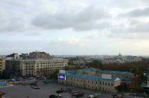 kharkiv, ukraina - oktober 25, 2019 antenn se på kväll solnedgång med gator av kharkiv stad Centrum foto