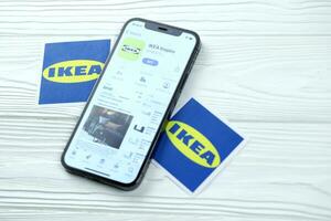 Kharkov, ukraina - Mars 5, 2021 ikea ikon och Ansökan från app Lagra på iphone 12 proffs visa skärm på vit tabell foto