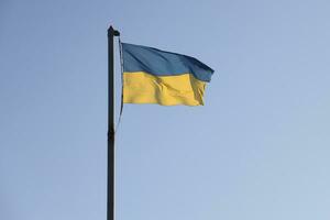 ukraina flagga stor nationell symbol fladdrande i blå himmel. stor gul blå ukrainska stat flagga, dnipro stad, oberoende konstitution dag foto