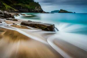 en lång exponering fotografera av vågor kraschar på de strand. ai-genererad foto