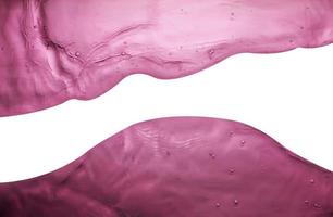 konsistens av stänkande rosa vatten på vit bakgrund foto
