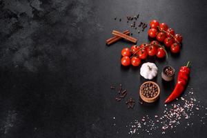ingredienser för matlagning, kryddor, vitlök, tomater och örter foto