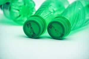 grön sällskapsdjur plast flaska i vit bakgrund foto