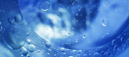 olja bubblor stänga upp. cirklar av vatten makro. abstrakt ljus blå bakgrund foto