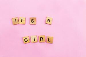 ord dess en flicka förbi trä- kuber på rosa bakgrund. symbol av förlossning, föräldraskap, födelse begrepp foto