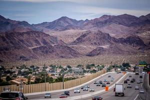 las vegas city omgiven av röda klippberg och elddal foto