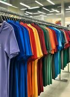 rad av modern polo t-tröjor för man på trä- galge eller kuggstång i en Kläder boutique detaljhandeln affär begrepp förbi ai genererad foto