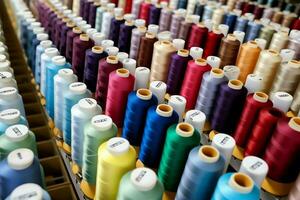 textil- trasa fabrik industri med broderi maskin, stickning eller spinning. sömnad tråd företag begrepp förbi ai genererad foto