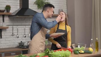 förälskat par som förbereder vegetarisk mat i hemmaköket, make matar älskad fru med pizza som pratar njuter av datumlagning tillsammans. romantisk relation, hälsosam maträtt koncept foto