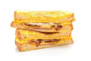 fransk toast skinka, bacon och ostsmörgås med ägg isolerad på vit bakgrund foto