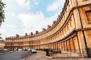 bad, Storbritannien - 30 augusti 2019 - allmän vy över cirkusen designad av arkitekten John Wood the Elder på 1700 -talet den 4 oktober 2012 i Bath, Storbritannien. landmärket cirkus består av radhus georgiska radhus. foto