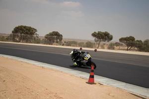 stad, land, mmm dd, åååå - motorcykeltävling på en racerbana foto