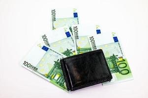 100 eurosedlar utspridda på vit bakgrund foto